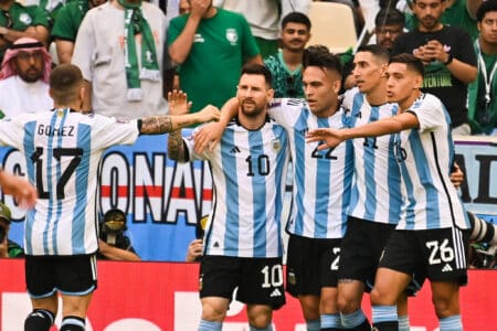 Lionel Messi et Lautaro Martinez lors du match Argentine - Arabie saoudite pendant la Coupe du Monde 2022.