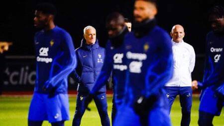 Didier Deschamps et les joueurs de l'équipe de France lors d'un entraînement avant France - Australie pendant la Coupe du Monde 2022 au Qatar.