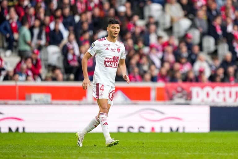 Mercato Brest – Achraf Dari prêté à Charleroi Achraf Dari avec le maillot du Stade Brestois.