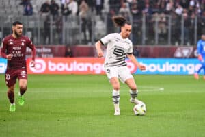 Mercato Rennes : Arthur Theate à nouveau courtisé