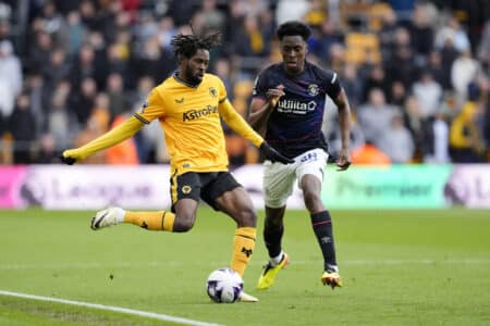 Boubacar Traoré (avec le maillot jaune) plaît au RC Lens.