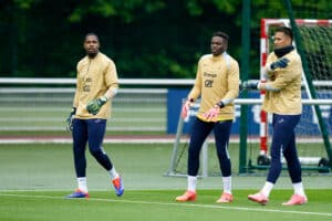 Brice Samba (au milieu) et Alphonse Aréola (à droite) se montrent élogieux envers Mike Maignan (à gauche).