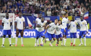 La délivrance pour William Saliba et ses partenaires, après le tir au but de la qualification, transformé par Théo Hernandez.