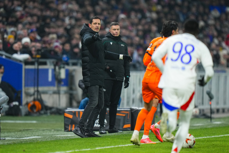 RC Lens : Dino Toppmöller en pôle pour devenir le nouveau coach Dino Toppmöller, futur coach du RC Lens, lors d'un match face à l'OL